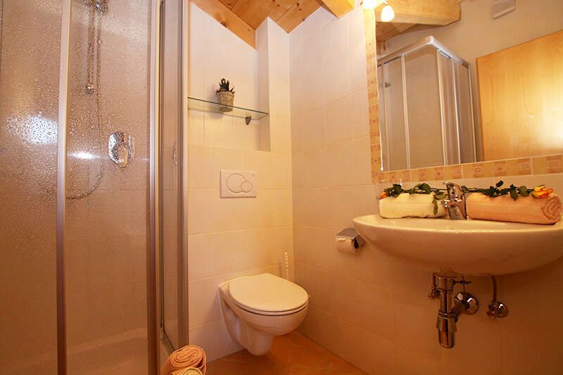  Appartement 3 mit Badezimmer mit Dusche und WC im Haus Angela