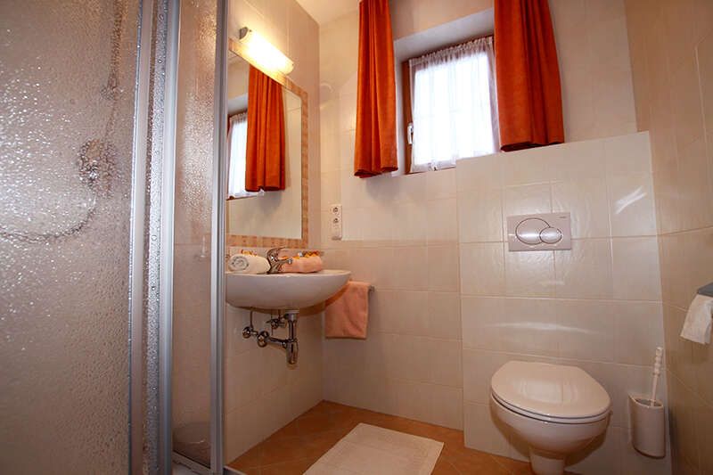  Appartement 1 mit Badezimmer mit Dusche und WC im Haus Angela